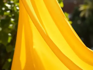Rayon: co to za materiał i jakie ma właściwości?